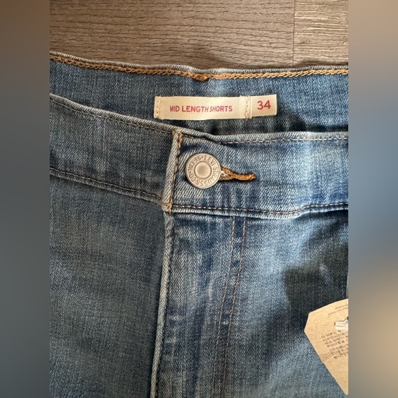 Levi's Mid Length Shorts - Picture 4 of 7